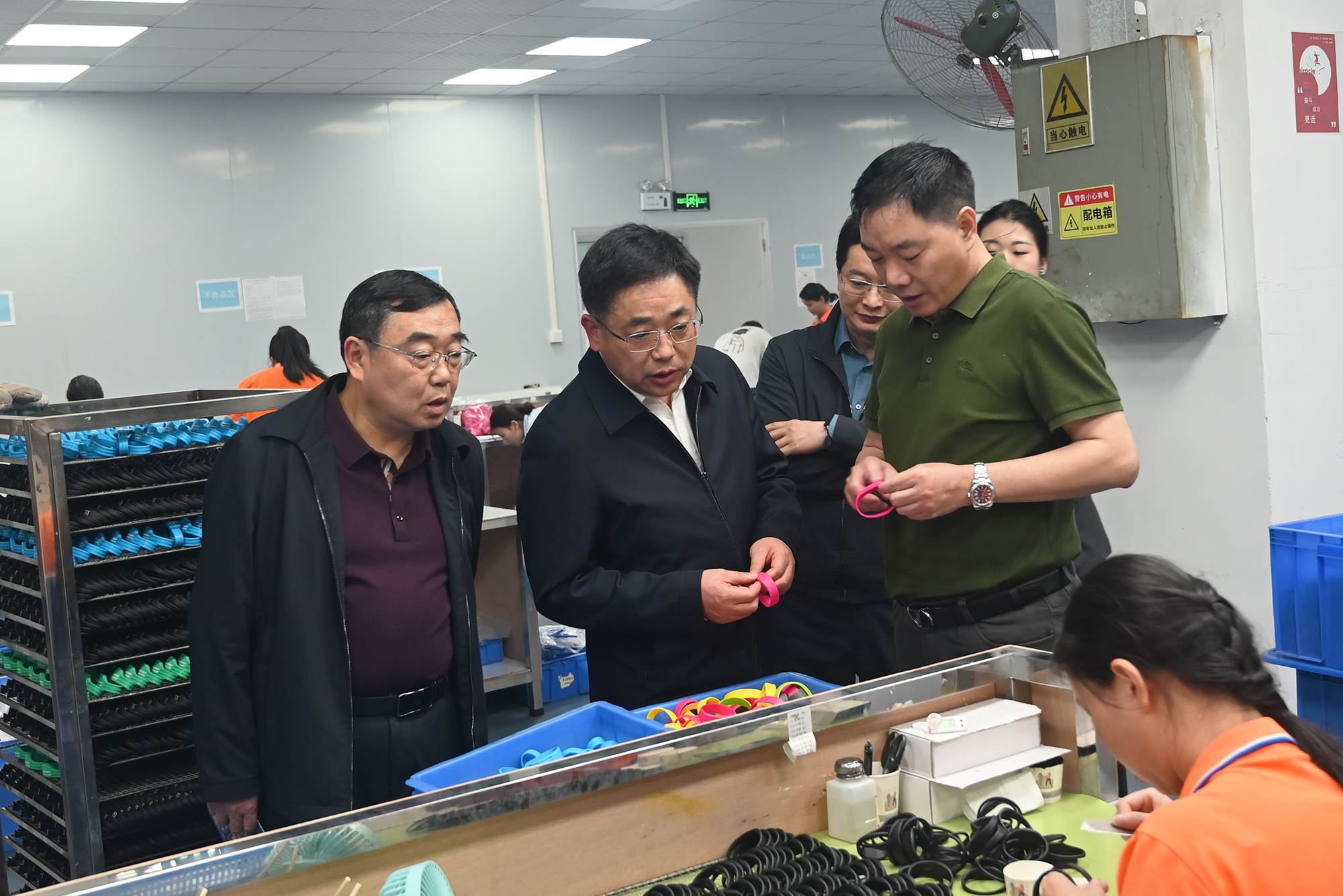 蕲春县人大常委会党组书记主任蔡寿益莅临卡立方集团RFID电子标签工厂考察指导